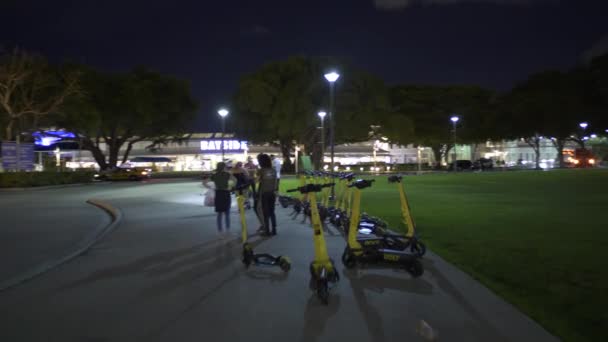 Bolt Dockless Scooter Rental Hub Pusat Kota Miami Bayside Park — Stok Video