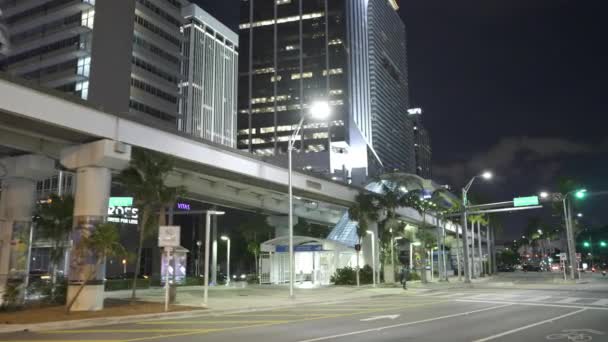 Night Video Tram Arrival Downtown Miami Bayfront Park Platform Station — Stock Video