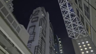 Şehir merkezindeki yüksek binalara doğru hareket açısı