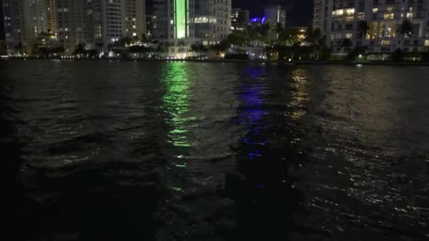 Катание Лодке Ночью Miami River — стоковое видео