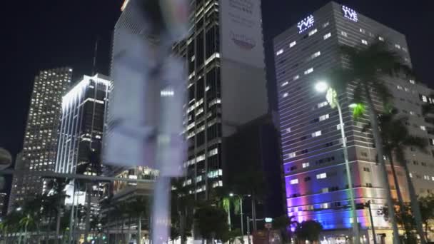 Edifícios Highrise Downtown Miami Noite Filmagem Movimento Gimbal — Vídeo de Stock
