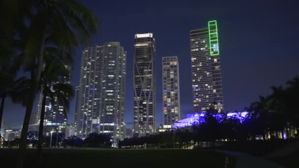 Modernas Torres Iluminadas Por Noche Miami — Vídeo de stock