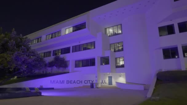 Miami Beach City Hall Iluminado Azul Néon — Vídeo de Stock