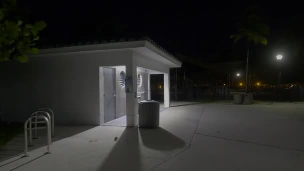 Salle Bains Vidéo Nuit Toilettes Fontaine Eau Dans Parc — Video