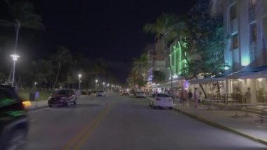 Ocean Drive Miami Plajı 2019 plakalı.