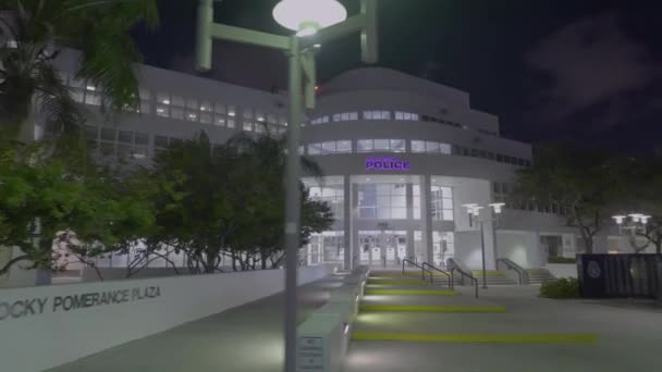 Miami Beach Police Department Gebouw Washington Avenue Nacht Motion Video — Stockvideo