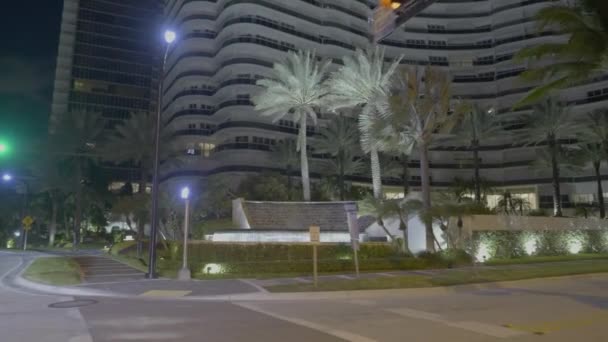 Majestic Towers Condominio Filmación Nocturna Acercarse — Vídeos de Stock