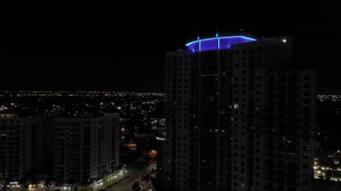Neon parlayan çatı Circ Hotel Genç Hollywood Çemberi