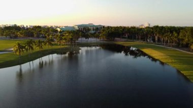 Mavic Mini 2.7 km 'de insansız hava aracı video golf sahası.