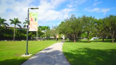 Üniversite kampüsünde bisiklet sürerken 4k fpv görüntüleri