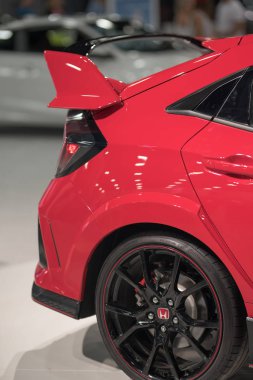 Honda Civic Si spor arabasının arka çeyreği.