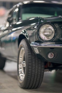Yeşil Ford Mustang klasik araba