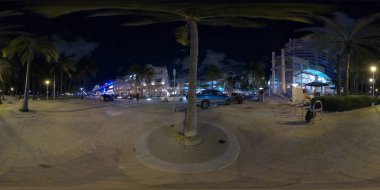 Miami Ocean Drive 'da gece. 360 küresel fotoğraf.