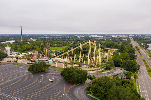 Американские горки в тематическом парке Busch Gardens Tampa FL USA — стоковое фото