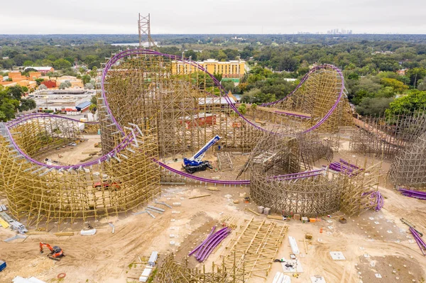 Construcción de una montaña rusa en un parque temático —  Fotos de Stock