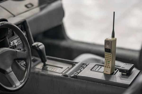 Oude antieke mobiele telefoon in een oude auto — Stockfoto