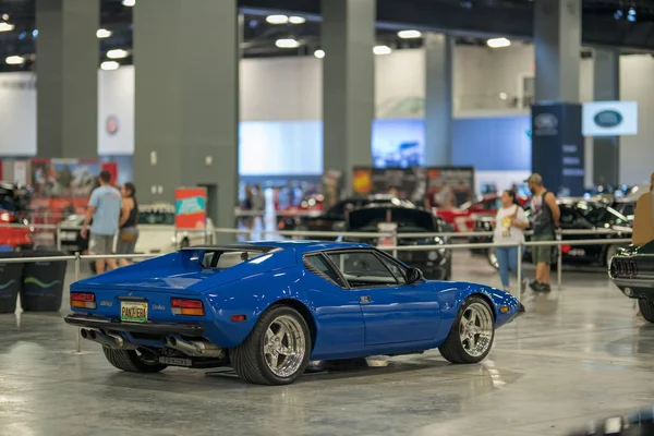 Fotografie klasického detomaso pantera sportovní auto v modrém — Stock fotografie