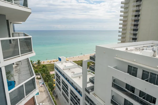 Gedeeltelijk uitzicht op de oceaan tussen flatgebouwen Miami Fl — Stockfoto