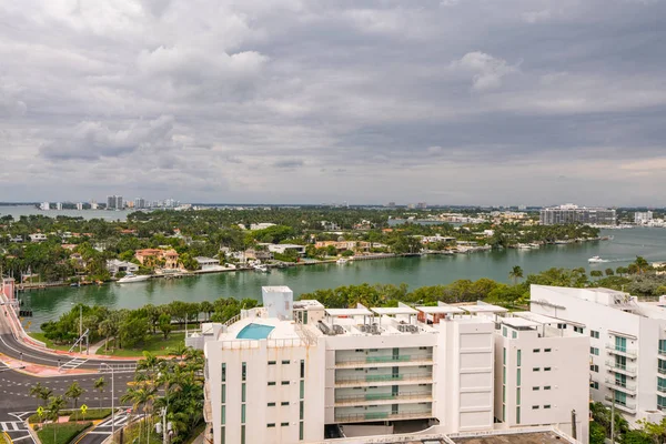 Foto aérea Miami Beach Indian Creek y condominios — Foto de Stock