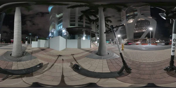 Vogelverleih Motorroller in der Innenstadt miami fl mit einer 360-Kamera aufgenommen — Stockfoto