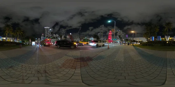 Foto nocturna Bayside Miami filmada con una cámara esférica 360 — Foto de Stock