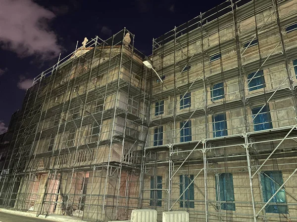 Arsitektur lama dengan perancah untuk renovasi ditembak di malam hari — Stok Foto