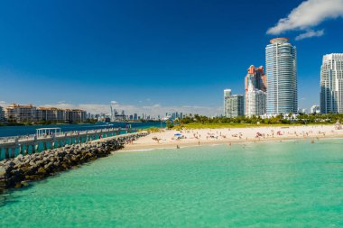 Balıkçı iskelesinin yanındaki Miami Plajı 'nda.