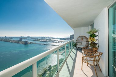 Miami Limanı 'nın muhteşem balkon dairesi manzarası.