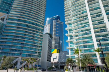 Şehir merkezinde Miami Marina Blue 900 Biscayne Apartmanı ve Paramount merkezi.