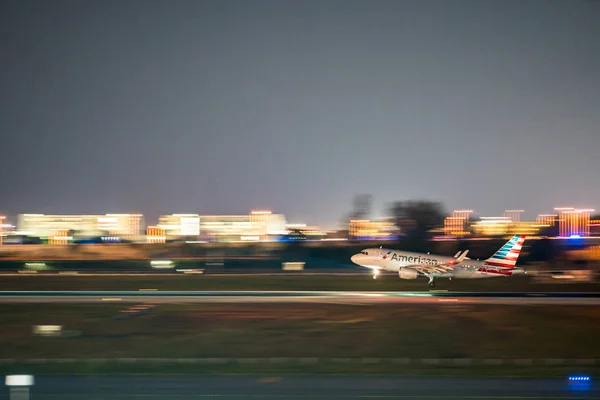 American Airlines Landing Miami International Airport Night Photo — 스톡 사진