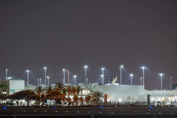 Miami Uluslararası Havalimanı Gece Fotoğraf Kargo Alanı — Stok fotoğraf