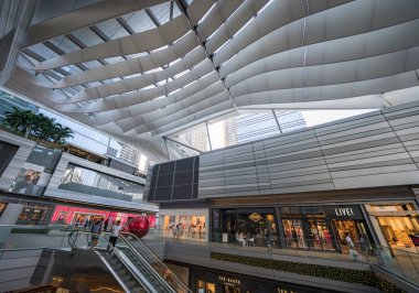 Miami 'deki Brickell City Alışveriş Merkezi' nden alışveriş yapıyor.