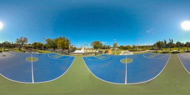 Parktaki 360 küresel basketbol sahası