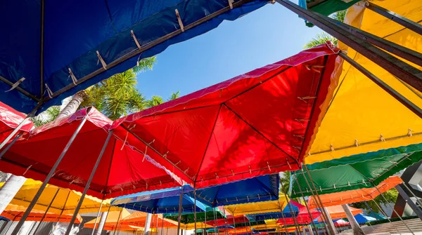 Düşük Açılı Fotoğraf Renkli Olay Parlak Renkler Çadırları — Stok fotoğraf