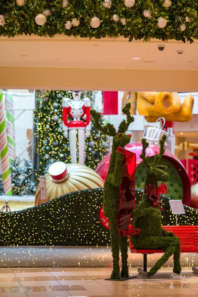 Renas Sentadas Banco Centro Comercial Aventura Para Decoração Temporada Férias — Fotografia de Stock