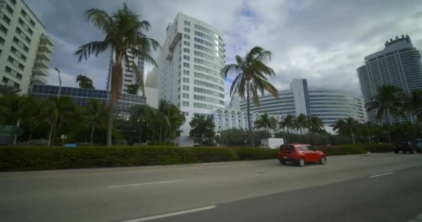 Lågvinkelfilm Miami Beach Fontainebleau Hotel Sett Utifrån Bilpov — Stockvideo