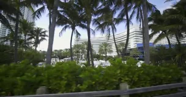 迈阿密海滩枫丹白露酒店从木板人行道上看到的Gimbal稳定运动视频 — 图库视频影像