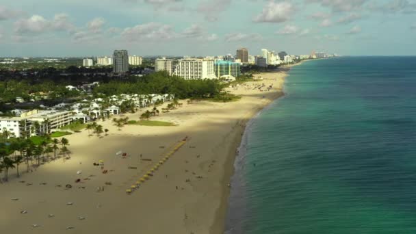 空中映像雲はビーチの上に影4K — ストック動画