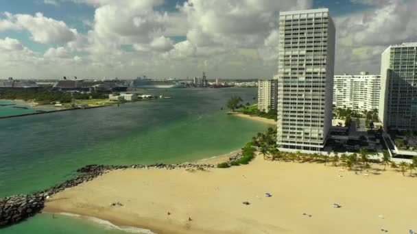 Terugtrekken Vanuit Lucht Onthult Fort Lauderdale Beach Port Everglades Inlet — Stockvideo