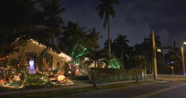 Casa Vídeo Movimiento Gimbal Con Decoraciones Navideñas Luces — Vídeo de stock