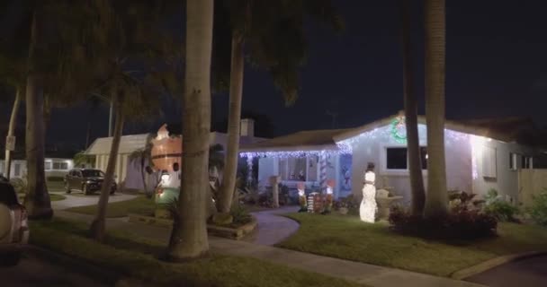 Decoraciones Inflables Navidad Video Nocturno Casa — Vídeos de Stock