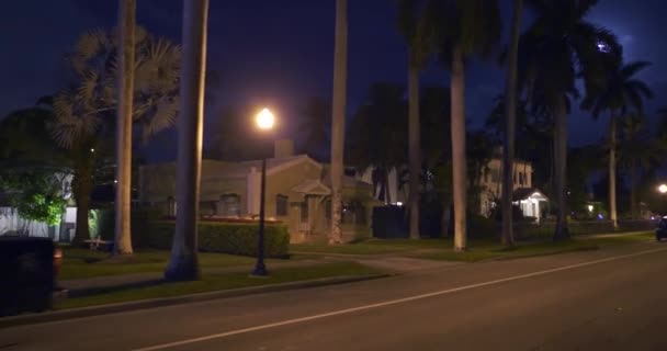 Filmagem Movimento Noturno Genéricos Florida Casas Com Palmeiras — Vídeo de Stock