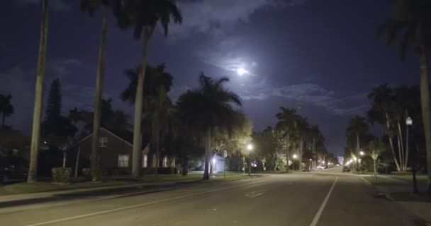 Pełnia Księżyca Przejeżdżająca Przez Okolicę Nocy Gimbal Ustabilizowany — Wideo stockowe