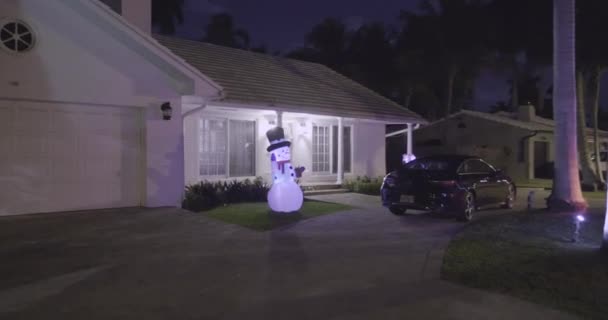 Dom Dekoracji Świątecznych Nadmuchiwane Snowman Podwórko Strzał Ruchu Gimbal Aparat — Wideo stockowe