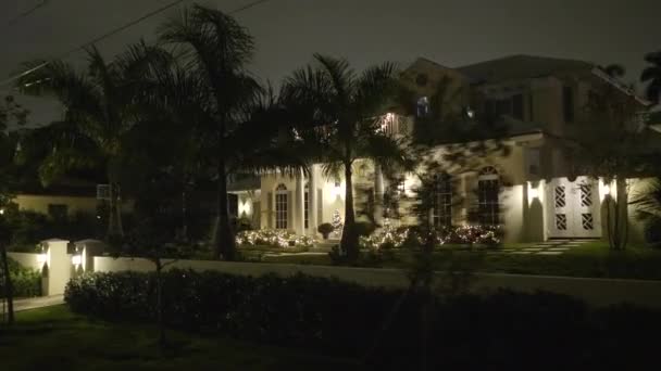 Geceleri Tatil Işıkları Olan Bir Konak — Stok video