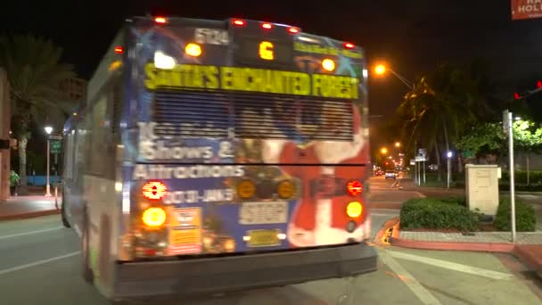 Метро Автобус Отправления Остановки Платформы Ночью — стоковое видео