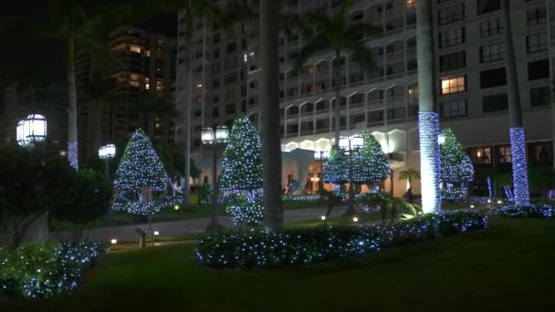 Condominium Gebouw Met Decoratieve Vakantieverlichting Bal Harbour — Stockvideo