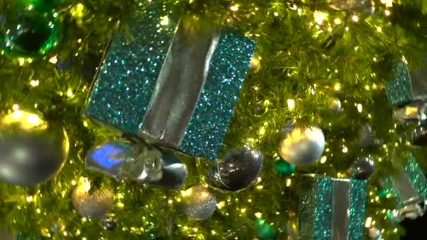 360 Varil Rulo Noel Ağacı Süs Eşyalarıyla Aydınlatılmış — Stok video