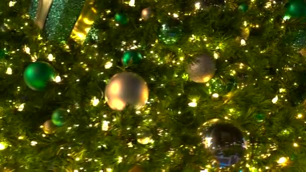 经过圣诞树背景的带有装饰品的运动视频 — 图库视频影像