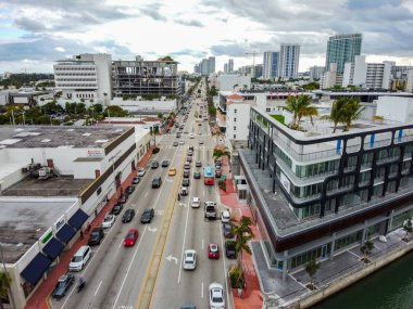 Miami Beach Alton Yolu 'nun güneye bakan havadan çekilmiş fotoğrafı.
